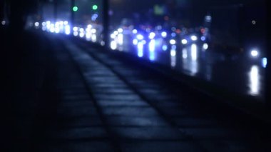 Hareket halindeki trafik ışıklarının odaklanmış görüntüleri