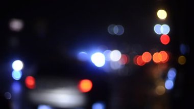 Hareket halindeki trafik ışıklarının odaklanmış görüntüleri