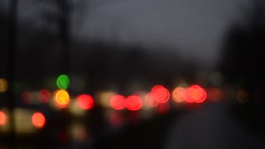 Hareket halindeki trafik ışıklarının odaklanmış görüntüleri