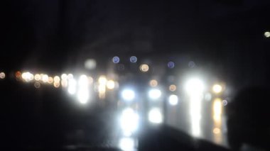 Hareket halindeki trafik ışıklarının odaklanmış görüntüleri