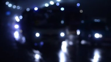 Hareket halindeki trafik ışıklarının odaklanmış görüntüleri