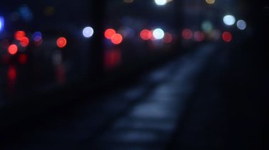Hareket halindeki trafik ışıklarının odaklanmış görüntüleri