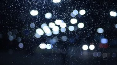 Hareket halindeki trafik ışıklarının odaklanmış görüntüleri