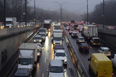 Alacakaranlıkta trafik arabaları