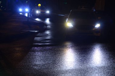 asfalt yüzeyinde gece trafik ışıkları