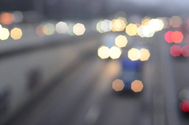 Akşam saatlerinde trafik ışıklarının odak dışı görüntüsü