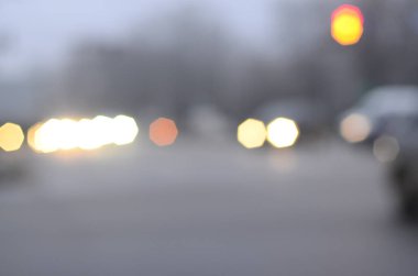 Akşam saatlerinde trafik ışıklarının odak dışı görüntüsü