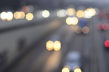 Akşam saatlerinde trafik ışıklarının odak dışı görüntüsü