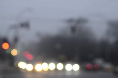 Akşam saatlerinde trafik ışıklarının odak dışı görüntüsü