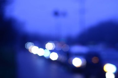 Akşam saatlerinde trafik ışıklarının odak dışı görüntüsü