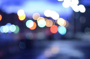 Gece şehrin ışıklarının odak dışı görüntüsü.