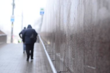 Sokakta yürüyen insanların odaklanmamış görüntüsü