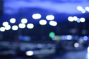 Gece şehrin ışıklarının odak dışı görüntüsü.