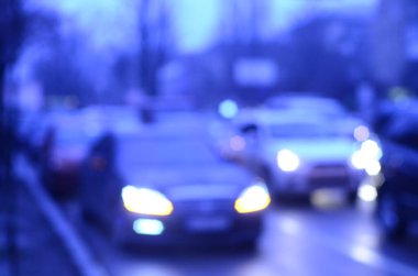 Akşam saatlerinde trafik ışıklarının odak dışı görüntüsü