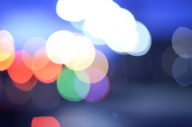 Gece şehrin ışıklarının odak dışı görüntüsü.