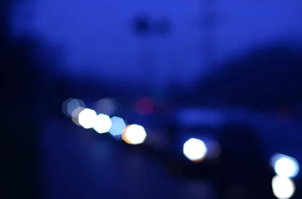 傍晚交通信号灯的失焦镜头 — 图库照片