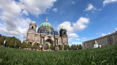 Bulutlu gökyüzünün altındaki komik kule manzarası