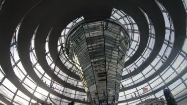 İnsanlar Reichstag Kubbesi 'nde yürüyor, Berlin, zaman aşımı