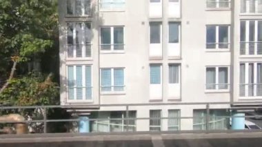 Hareket halindeki trenden şehir binalarının manzarası