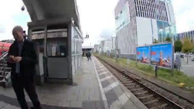 Metro istasyonundaki insanlar trenler, yürüme süreleri...