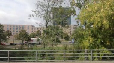 Hareket halindeki metro penceresinden şehrin görüntüsü