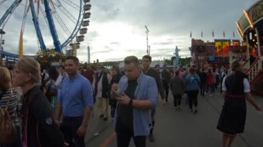 Bulutlu bir günde fuardaki insanların görüntüleri