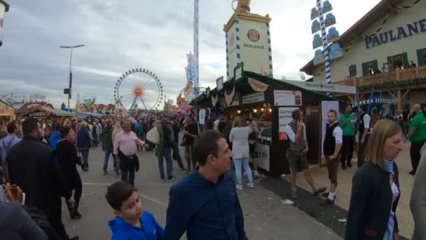 Filmaufnahmen Von Kirmesbesuchern Bei Bewölktem Tag — Stockvideo