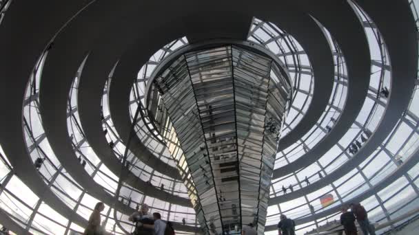 Gente Caminando Cúpula Del Reichstag Berlín — Vídeo de stock