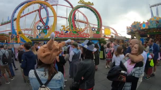 Riprese Persone Fiera Durante Giornata Nuvolosa — Video Stock