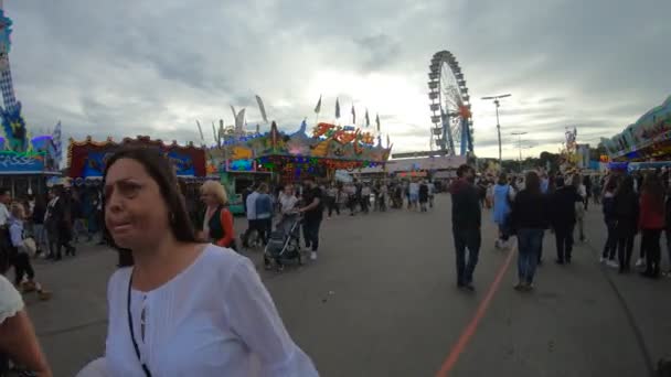 Riprese Persone Fiera Durante Giornata Nuvolosa — Video Stock