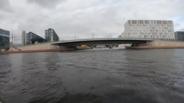 Uitzicht Grappige Toren Gebouw Onder Bewolkte Hemel — Stockvideo