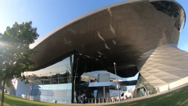 Panoramica Dell Edificio Moderno Alla Luce Del Sole Con Persone — Video Stock