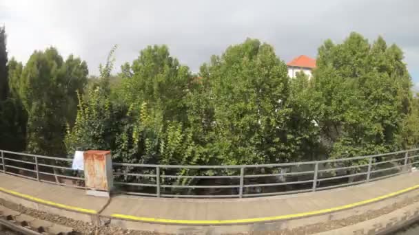 Blick Auf Die Stadt Aus Dem Fahrenden Bahn Fenster Zeitraffer — Stockvideo