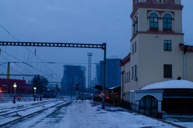 Karlı tren raylarının görüntüsü