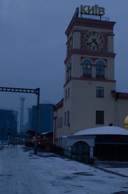 Karlı tren raylarının görüntüsü