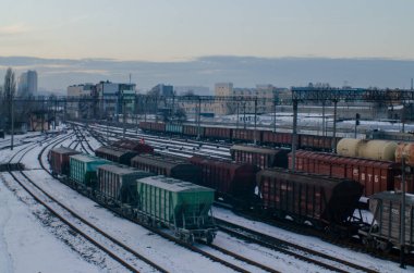 Karlı tren raylarının görüntüsü