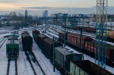 Karlı tren raylarının görüntüsü