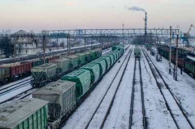 Karlı tren raylarının görüntüsü