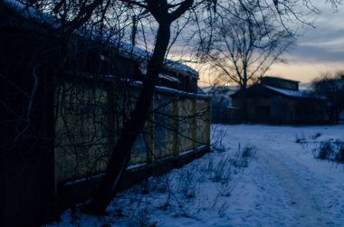 Karla kaplı ağaçlarla kaplı kış manzarası