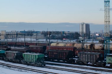 Karlı tren raylarının görüntüsü