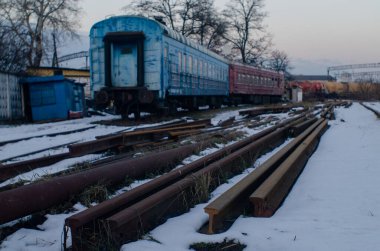 Karlı tren raylarının görüntüsü