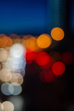 Renkli trafik ışıklarının odaklanmış görüntüsü
