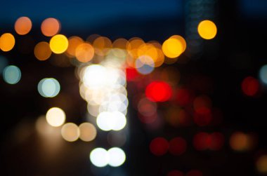 Renkli trafik ışıklarının odaklanmış görüntüsü