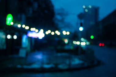 Hareket halindeki trafik ışıklarının odaklanmış görüntüleri