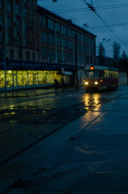 Gece aydınlanan eski tramvay caddede ilerliyor, Kiev, Ukrayna