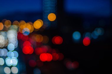 Renkli trafik ışıklarının odaklanmış görüntüsü