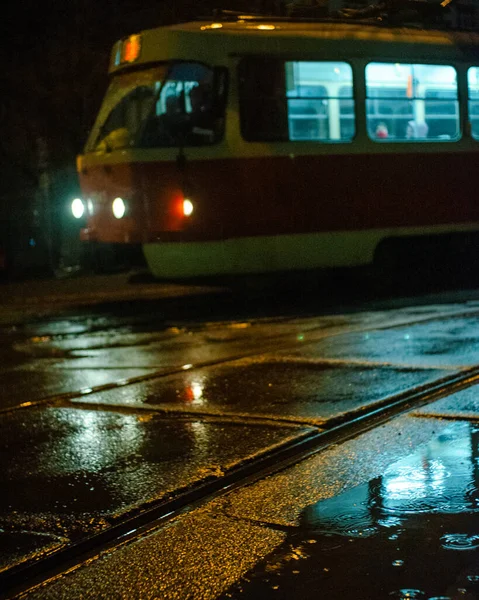 Сутінковий Освітлений Старий Трамвай Рухається Вулиці Київ Україна — стокове фото