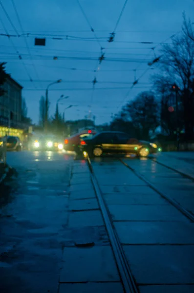 Blick Auf Straßenbahnschienen Auf Beleuchtetem Nassen Asphalt — Stockfoto