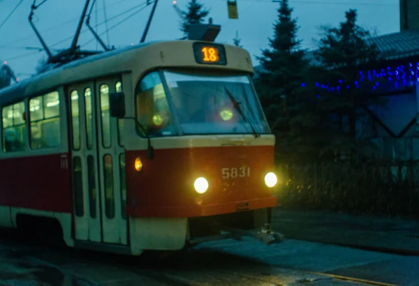暮色照亮了在街道上行驶的旧电车 Kyiv Ukraine — 图库照片