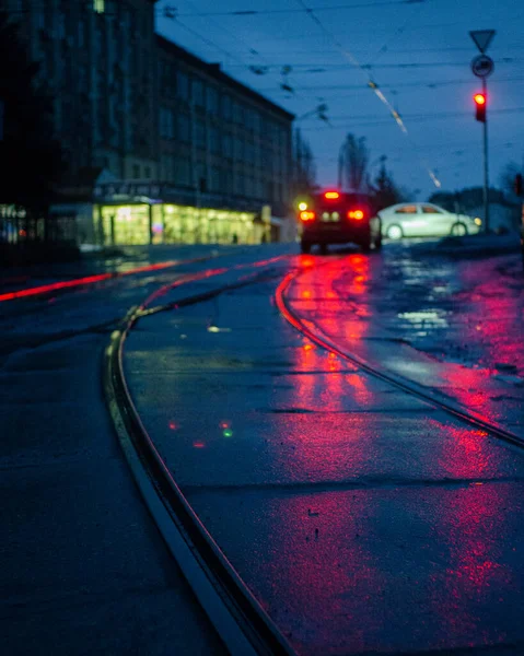Vista Carriles Tranvía Sobre Asfalto Húmedo Iluminado —  Fotos de Stock